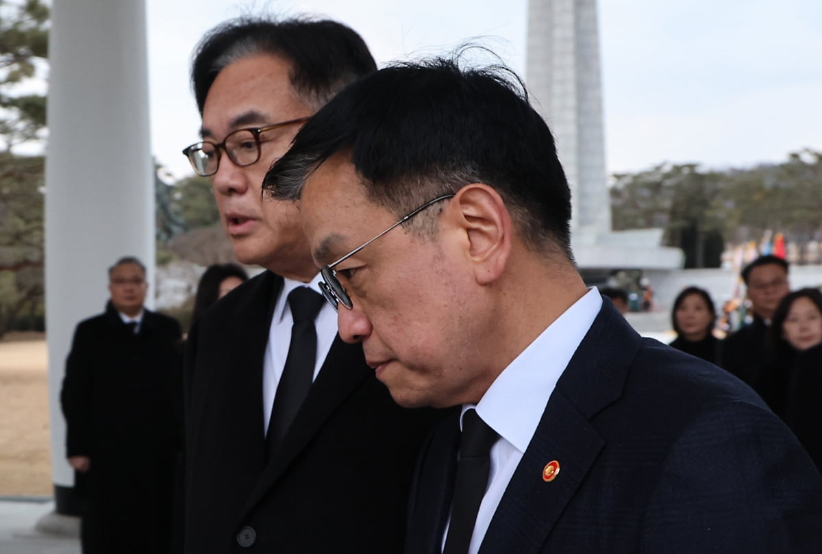 정진석 대통령실 비서실장 등 수석 이상 참모진이 최상목 대통령 권한대행 부총리 겸 기획재정부 장관에게 사의를 표명한 가운데, 1일 동작구 국립서울현충원 현충탑에서 최 권한대행과 정 비서실장이 대화를 나누고 있다. /사진=대통령실사진기자단