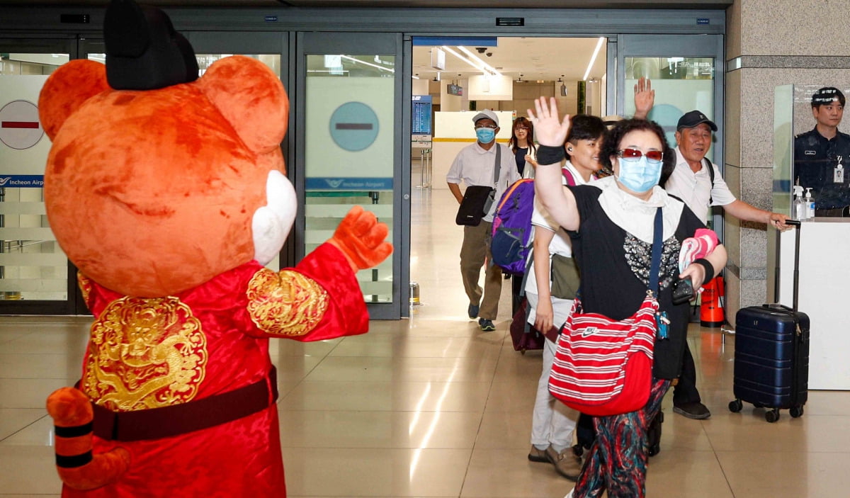 지난해 8월 인천국제공항 제1여객터미널에서 중국인 단체 관광객들이 입국하고 있는 모습. 한중 수교 31주년을 기념해 환대 행사가 진행됐다. /사진=강진형 기자