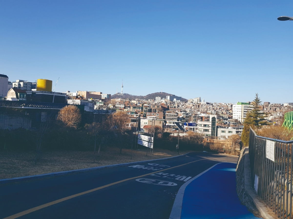 오산고등학교로 진입하는 언덕에서 재개발구역 주택가를 내려다본 모습. 사진=민보름 기자