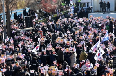 한남동 관저 앞 모인 尹지지자들···"목숨 걸고 지켜라"