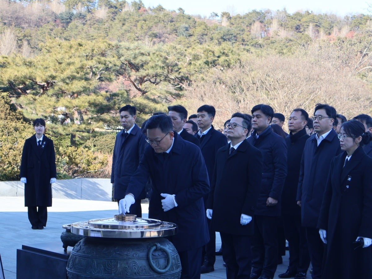 손재일 한화에어로스페이스·한화시스템 대표가 2일 서울 동작구 국립서울현충원에서 분향하고 있다. 사진=한화에어로스페이스