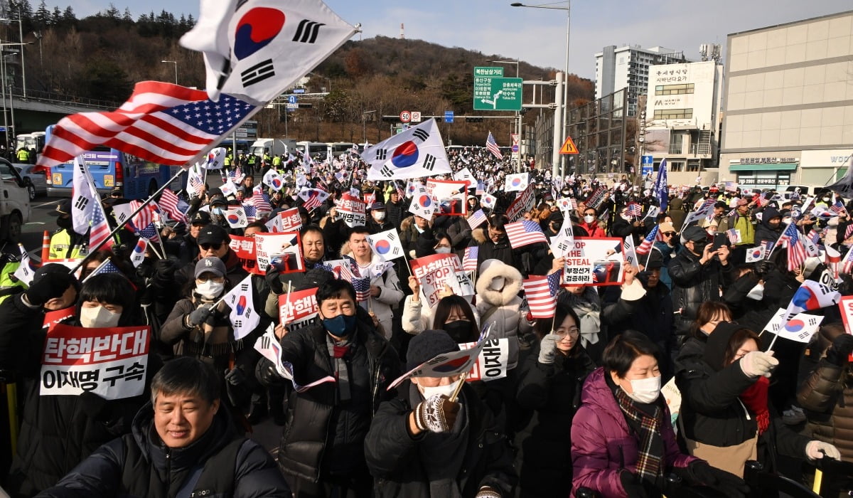 고위공직자범죄수사처가 12·3 비상계엄 사태 관련 윤석열 대통령에 대한 체포영장 집행에 나선 3일 서울 용산구 한남동 대통령 관저 앞에서 윤 대통령 체포에 반대하는 집회를 하던 보수단체 회원들이 공수처의 체포영장 집행 중단 소식이 전해지자 환호하고 있다. 사진=한국경제신문