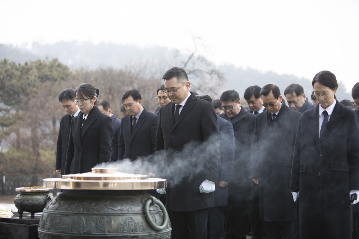 구본상 LIG 회장과 임직원이 1월 6일 국립서울현충원에서 순국선열에 묵념하고 있다. 사진=LIG넥스원