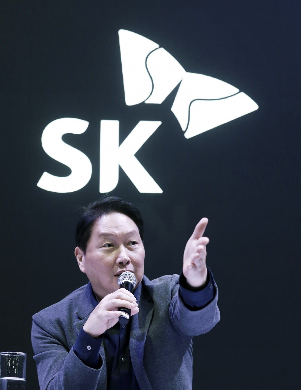 8일(현지 시간) 미국 라스베이거스에서 열리고 있는 'CES 2025'에 참석한 최태원 SK그룹 회장이 SK 전시 부스내 마련된 비즈니스 라운지에서 질의 응답을 진행하고 있다. 사진=SK