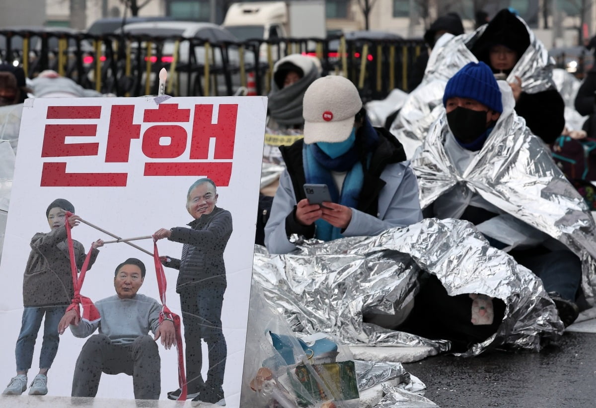  6일 서울 용산구 한남동 대통령 관저 앞 한남대로에서 '윤석열 즉각 퇴진·사회 대개혁 비상행동'(비상행동) 측 참가자들이 철야투쟁을 이어가는 모습.  사진=뉴스1