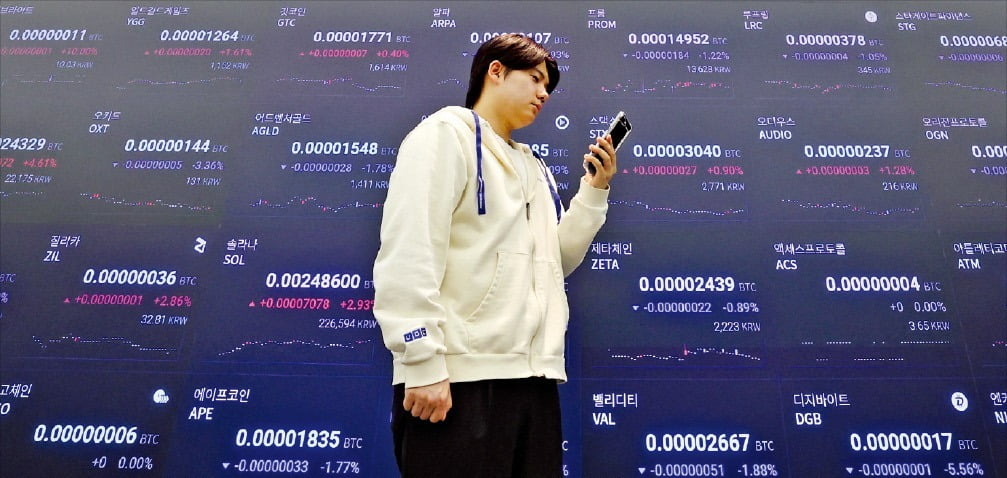 주식과 암호화폐 등을 통해 자산을 불린 ‘2030세대 영리치’가 빠르게 증가하고 있다. 지난해 5월 17일 서울 테헤란로 업비트 라운지 전광판에 코인 시세가 나오고 있다. 사진 한국경제