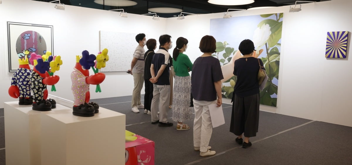 하나은행에서 개최한 프라이빗 아트페어 장면. 사진=한국경제