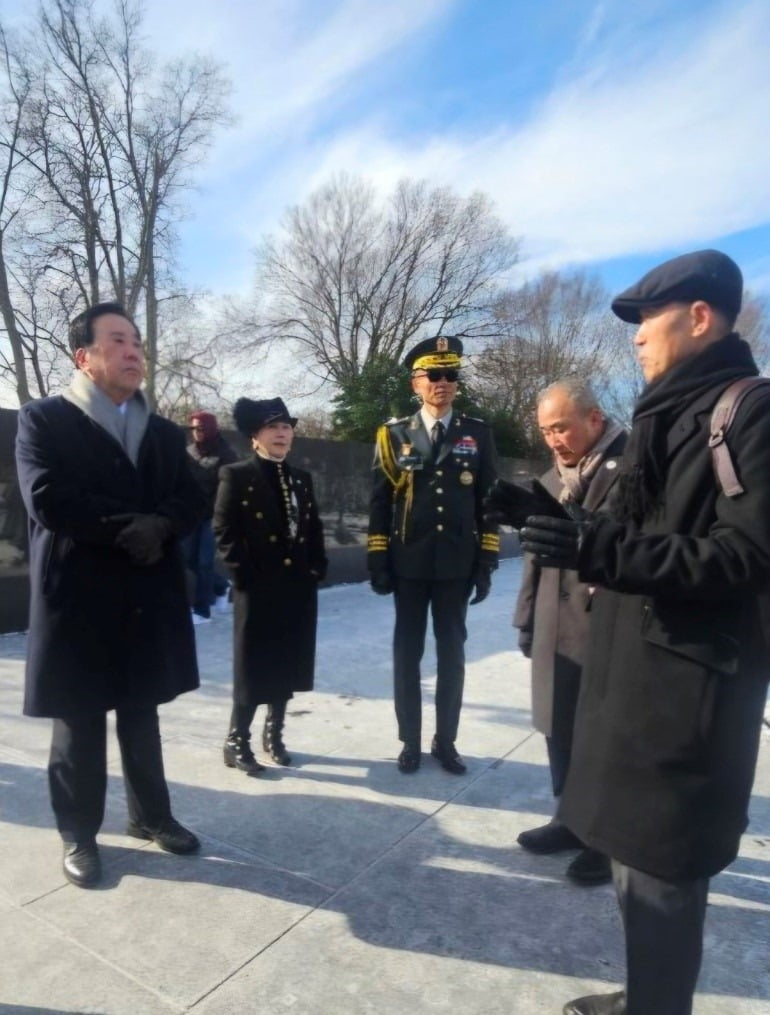 우오현 SM그룹 회장과 우현의 한미동맹친선협회장이 1월 21일 미국 워싱턴D.C. 한국전 참전용사 기념비에 헌화한 뒤 기념비 조성 배경 등에 대한 설명을 듣고 있다. 사진=SM그룹