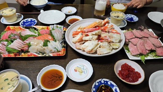 신정 연휴로 문 닫은 상점이 많아 처가집에서 첫날 만찬.  / JAPAN NOW