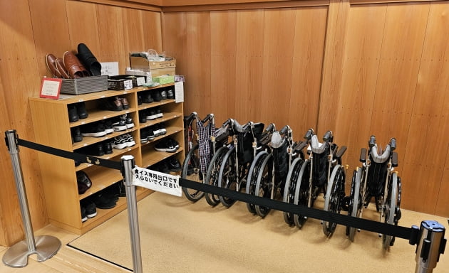 혼마루고텐 입구의 노약자 대응을 위한 휠체어 대여소로 휠체어에 탄 채로 둘러볼 수 있다.  / JAPAN NOW