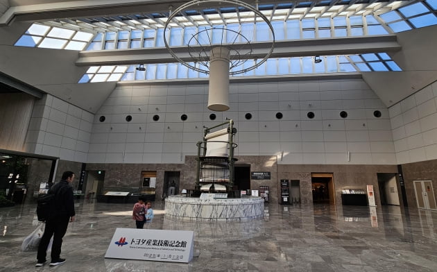 토요타 산업기술 기념관 입구 로비에 1924년 제작된 원형직기가 설치돼 있다.  / JAPAN NOW 