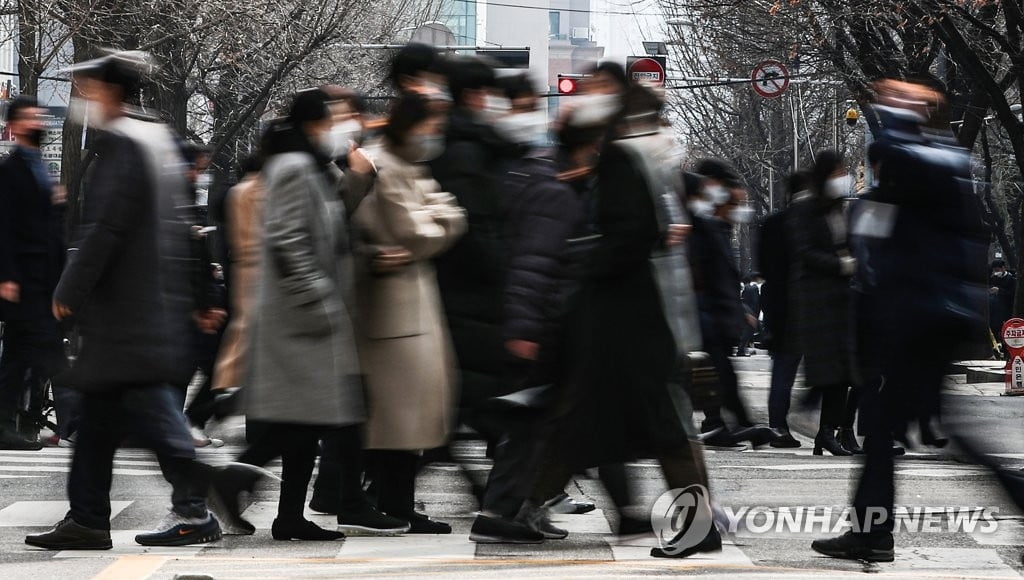 한국 여성고용률 20년째 OECD 최하위권