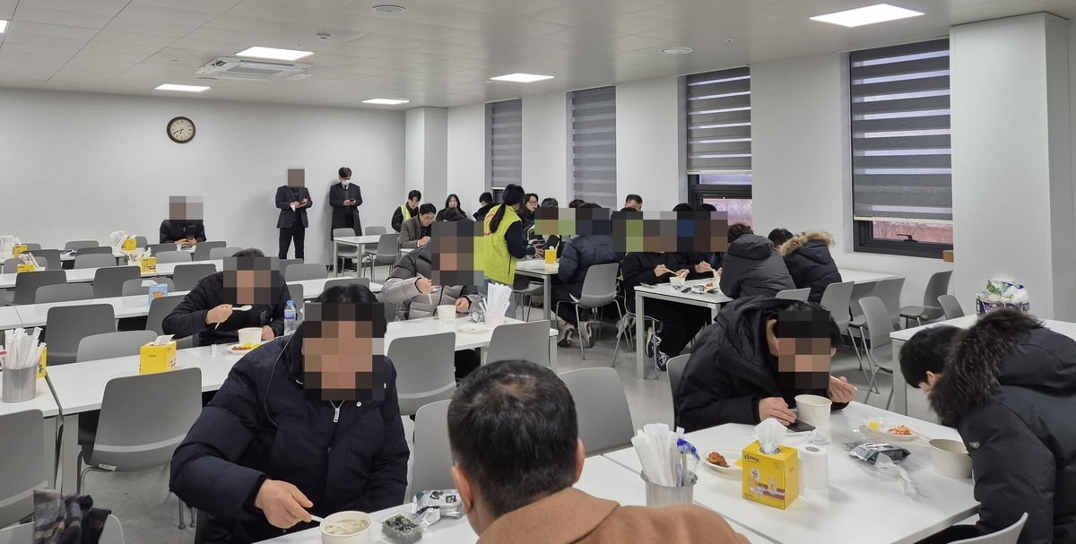 "떡국 드시고 힘내요"...참사 현장에 온정의 손길