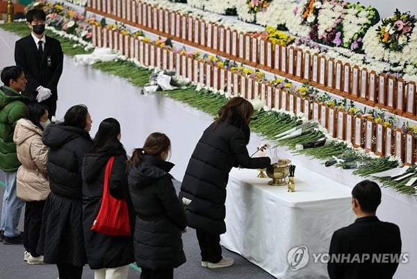 해돋이여행 대신 분향소로…조문객들 눈물