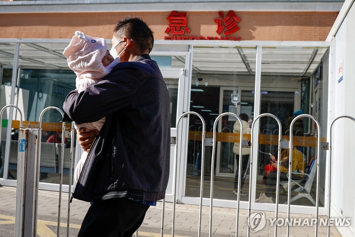 "대기만 1천명"…中, 독감 대유행에 소아과 포화