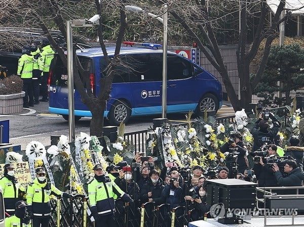 尹호송차 서부지법 등장하자…지지자들 오열