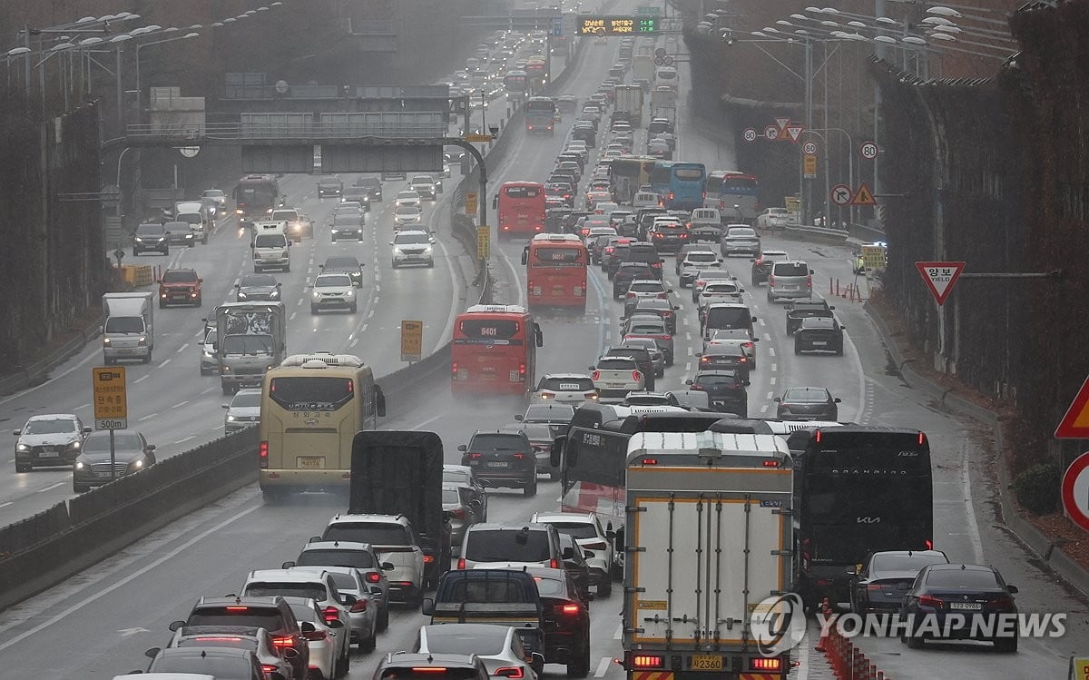 설 전날 폭설에 심한 정체...서울→부산 7시간20분