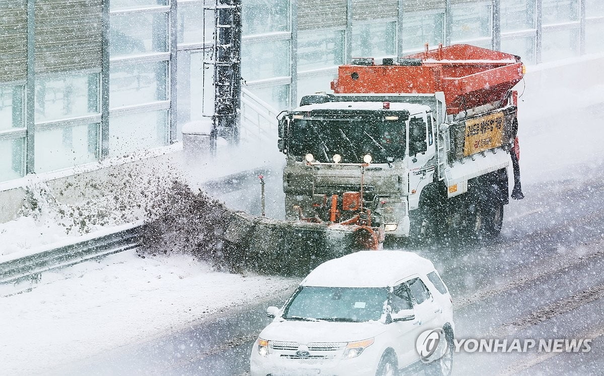 귀성길 폭설 '비상'…도로제설 대응 '경계' 상향