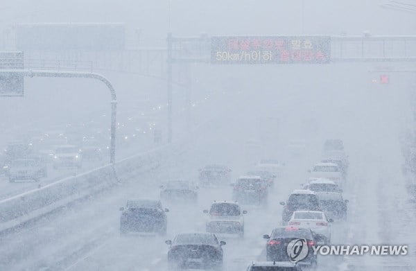 "폭설 때문에 못 가요"…설 고속도로 통행량 '뚝↓'