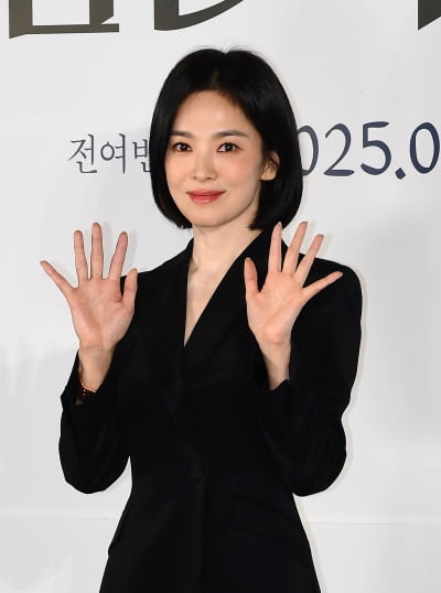 송혜교, 일복 터졌네…'검은 수녀들' 릴레이 GV