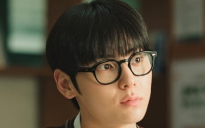 '29세' 황민현, 고등학생이래도 믿겠네…두꺼운 안경으로 감춘 꽃미모 ('스터디그룹')