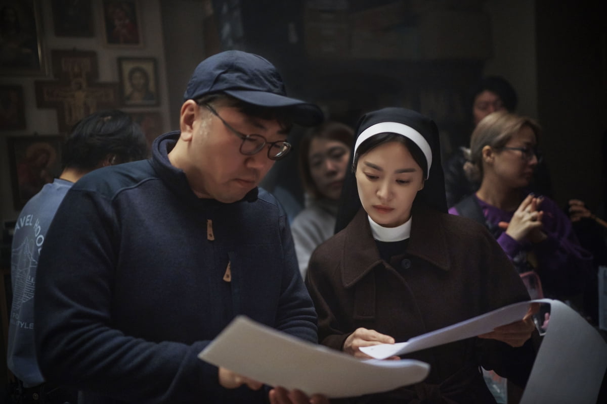 수녀 된 송혜교, 눈빛 달라졌네('검은 수녀들')