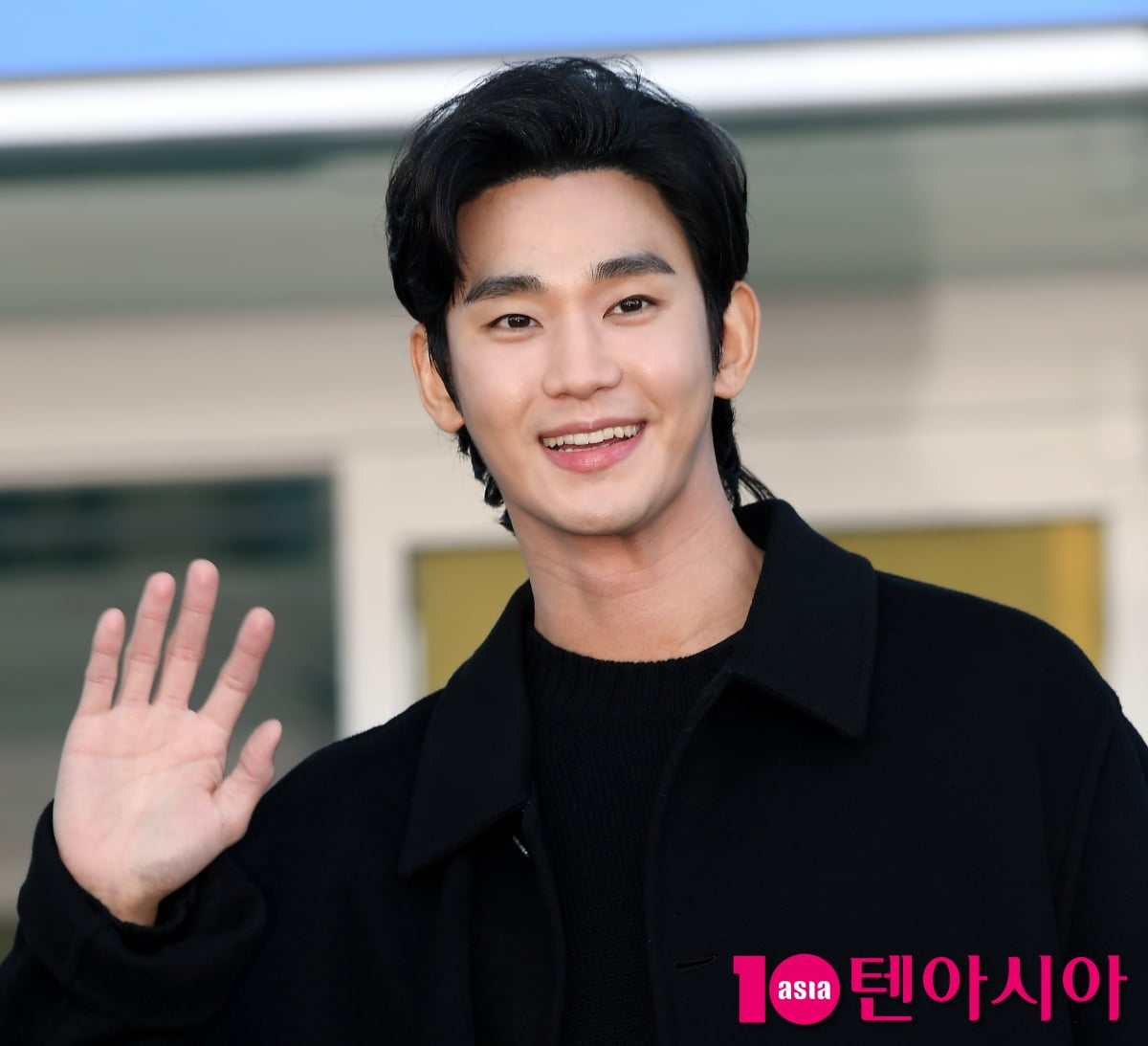 김수현, 다이어트로 완성된 외모...멋쟁이 출국길[TEN포토+]