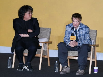 'Mickey 17' Bong Joon-ho and Robert Pattinson Korean greeting Nice to meet you