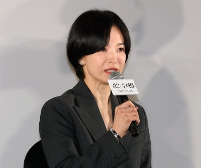 송혜교, 거침없는 흡연…"6개월 전부터 담배 연습"('검은 수녀들')