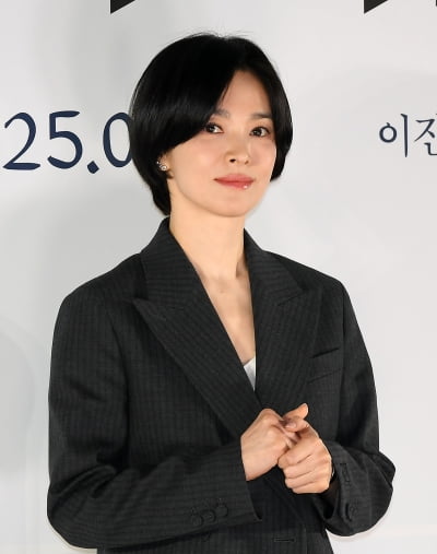 [종합] 송혜교, 욕하고 담배 피우고…"사랑 이야기 싫었다"('검은 수녀들')