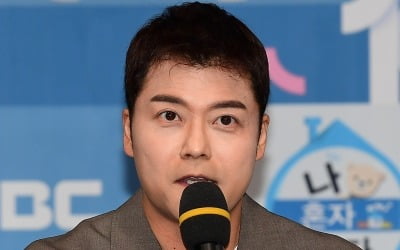 [종합] '47세' 전현무, 연 수입 40억이라더니…출연료 받고 초호화 해외 미식 투어 만끽 ('톡파원')