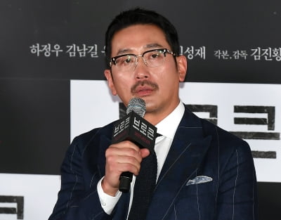 한겨울에 돈 벌려고 이렇게까지…하정우 "감독, 파이프 자르는 알바해"('브로큰')