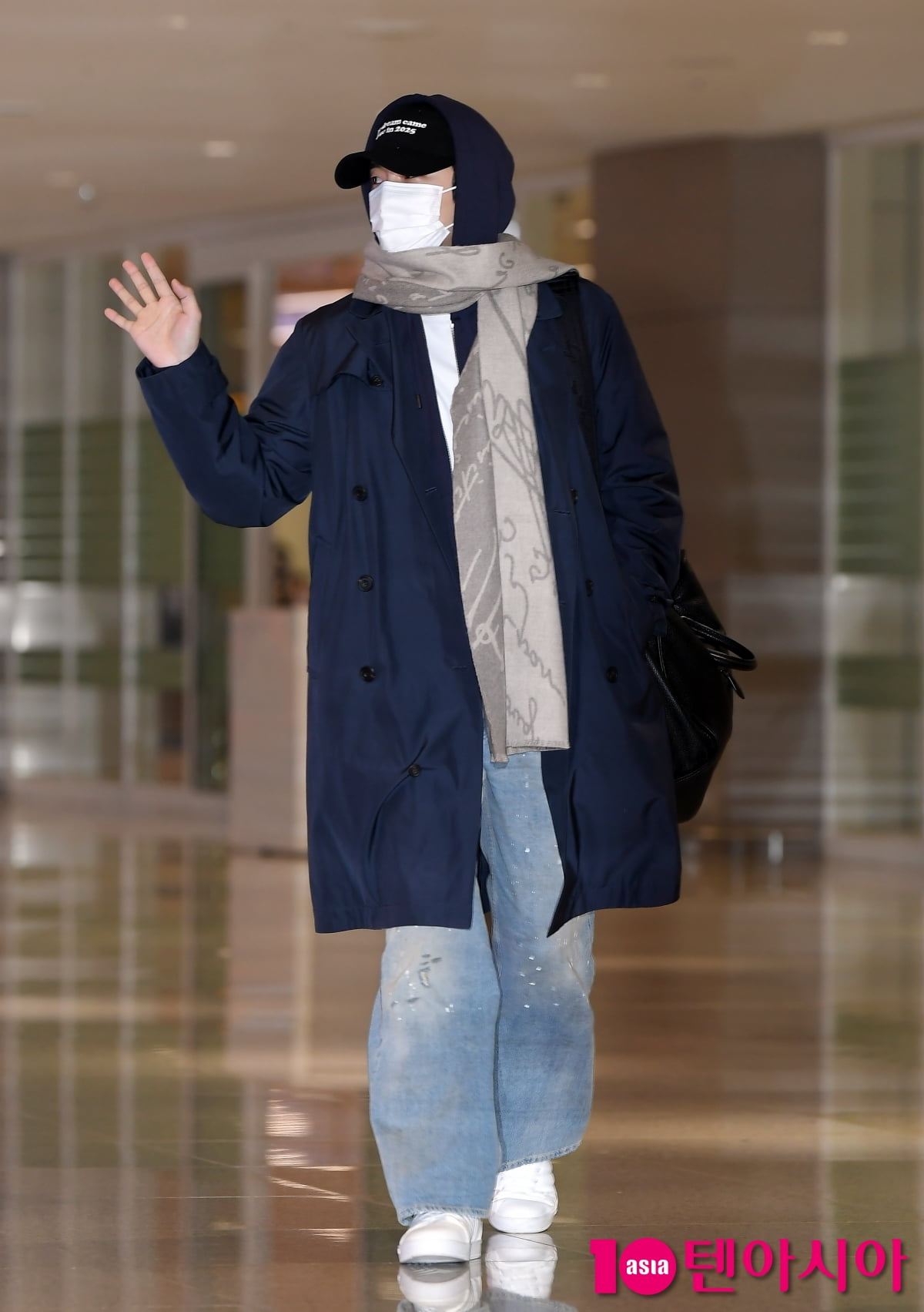 이준호, 심쿵 눈맞춤...생일 축하 받으며 입국[TEN포토+]