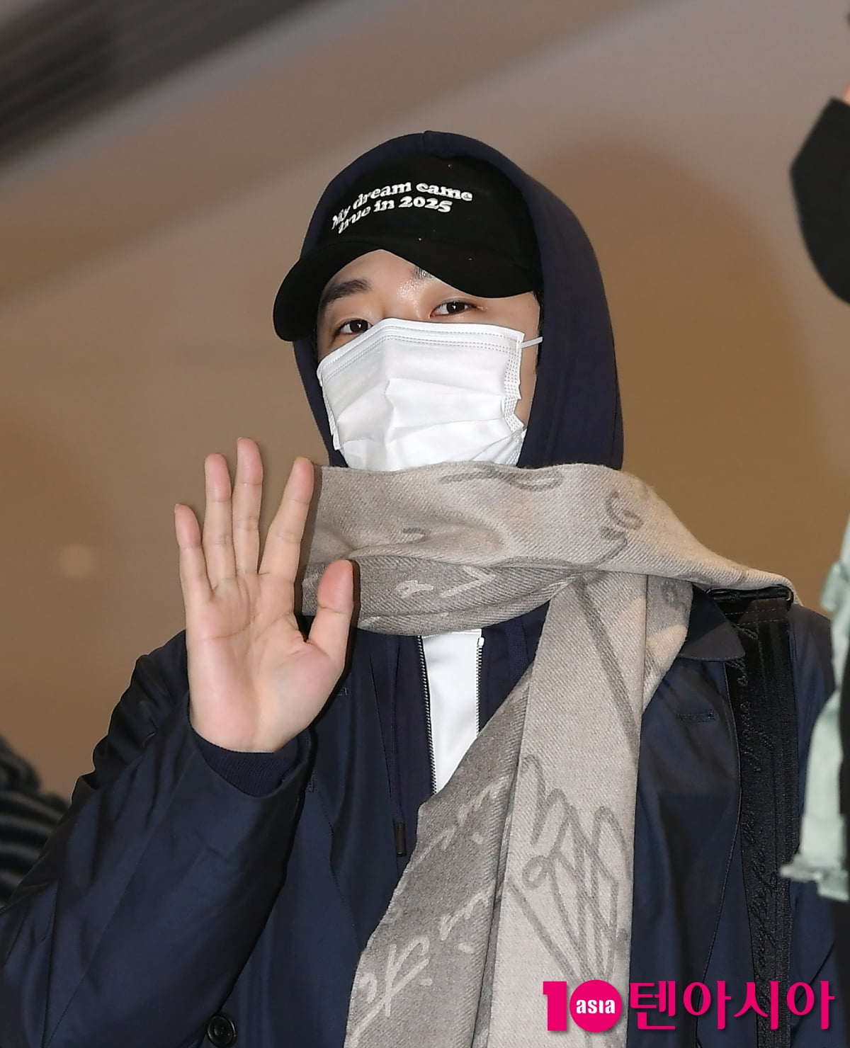 이준호, 심쿵 눈맞춤...생일 축하 받으며 입국[TEN포토+]