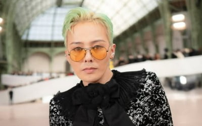 '인간샤넬' GD, 살 엄청 빠졌네…스카프 벗고 민트 머리로 파리 접수