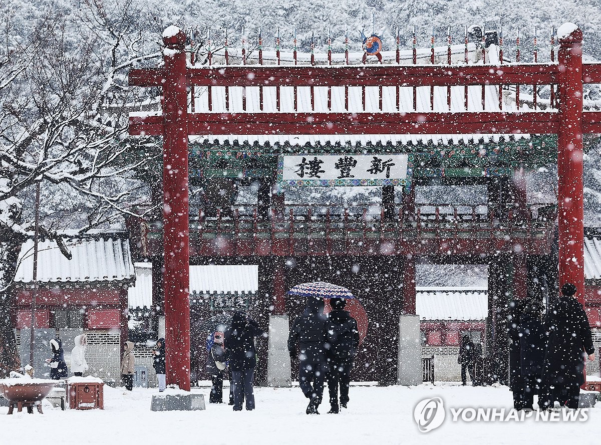 전국 흐리고 곳곳 눈·비…미세먼지 '나쁨'