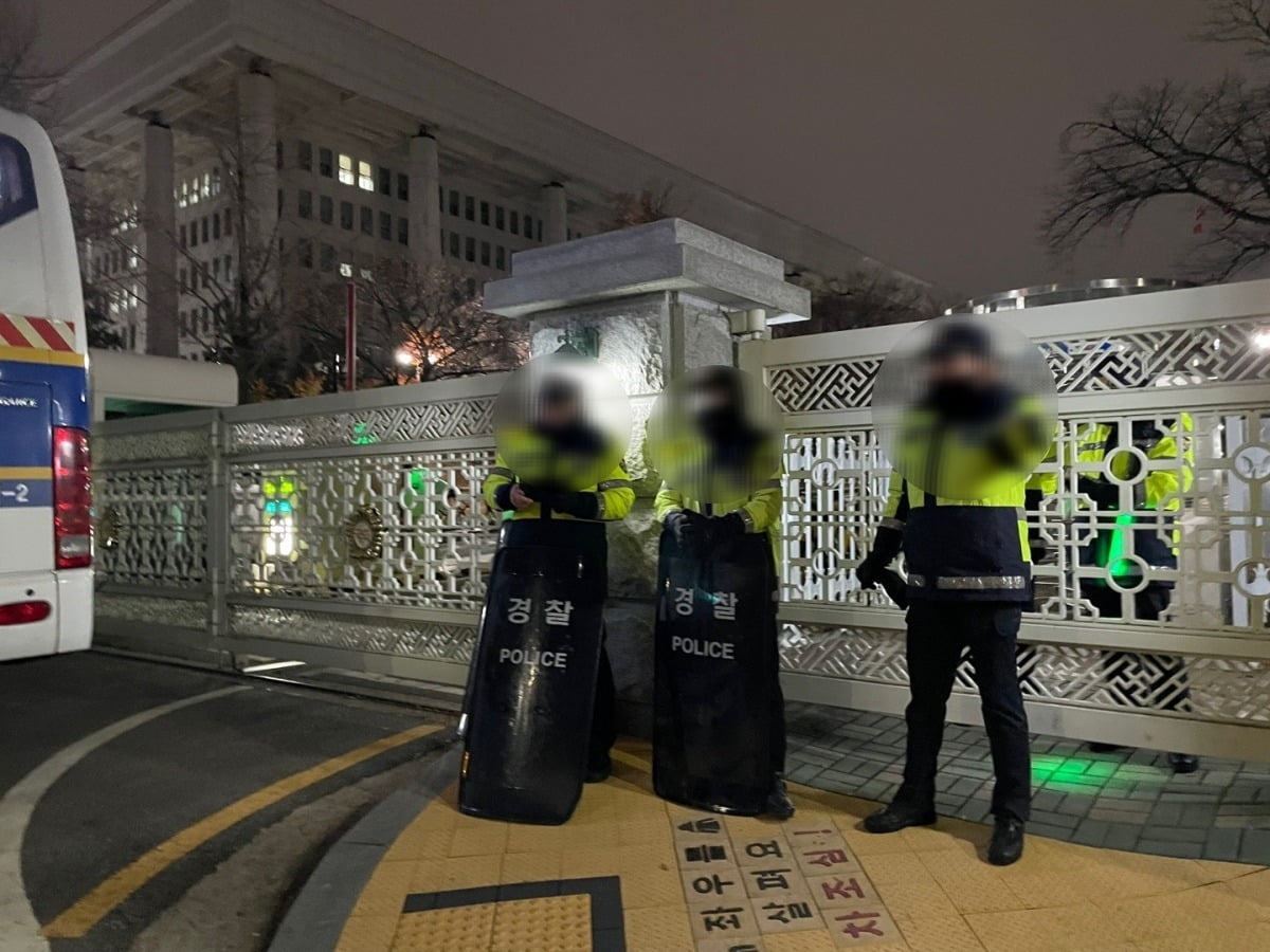 계엄 당일 국회로 간 경찰, 권총·수갑 소지…"휴대 장비" 해명