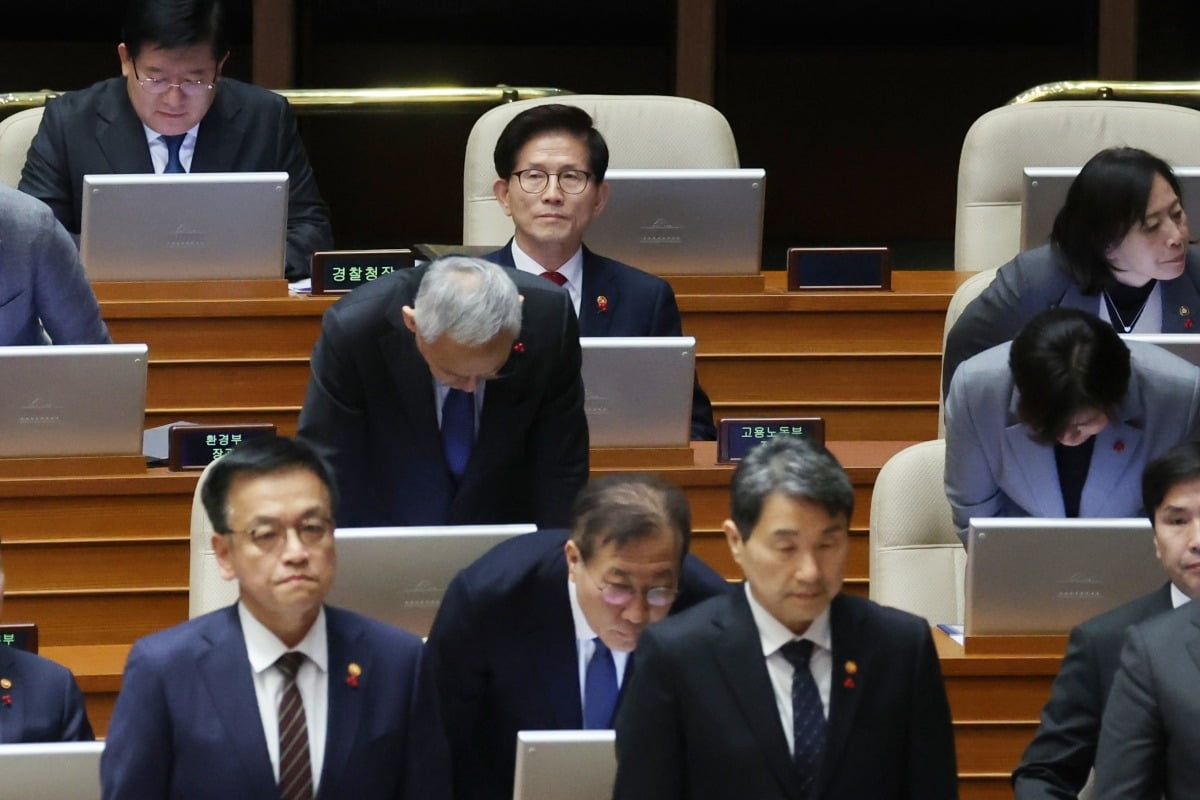 김문수 고용노동부 장관이 11일 오후 국회 본회의에서 진행된 '윤석열 대통령 위헌적 비상계엄 선포 내란행위 관련 긴급현안질문'에서 더불어민주당 서영교 의원의 사과요구를 거부한 채 다른 국무위원들과 달리 자리에 앉아 있다. 사진=연합뉴스