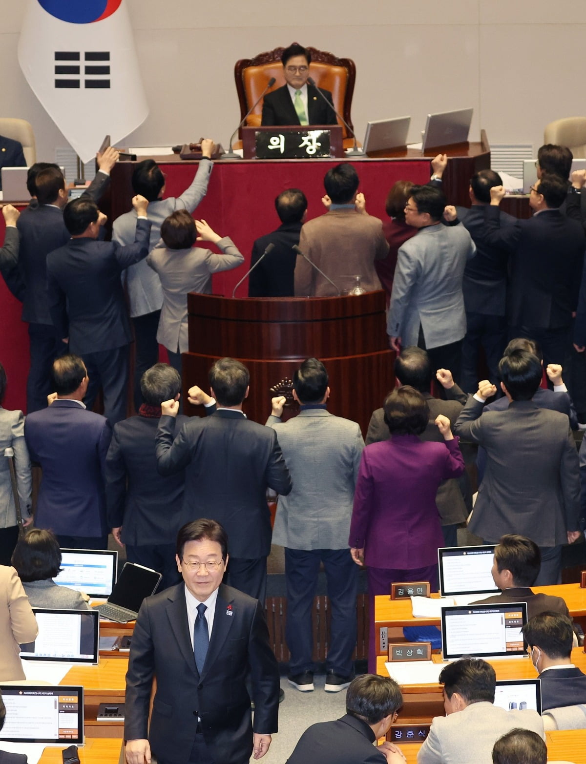 더불어민주당 이재명 대표가 지난 12월 27일 오후 국회 본회의에서 국민의힘 의원들이 우원식 국회의장에게 항의하는 동안 한덕수 국무총리 탄핵소추안에 투표한 뒤 자리로 향하고 있다. 사진=연합뉴스