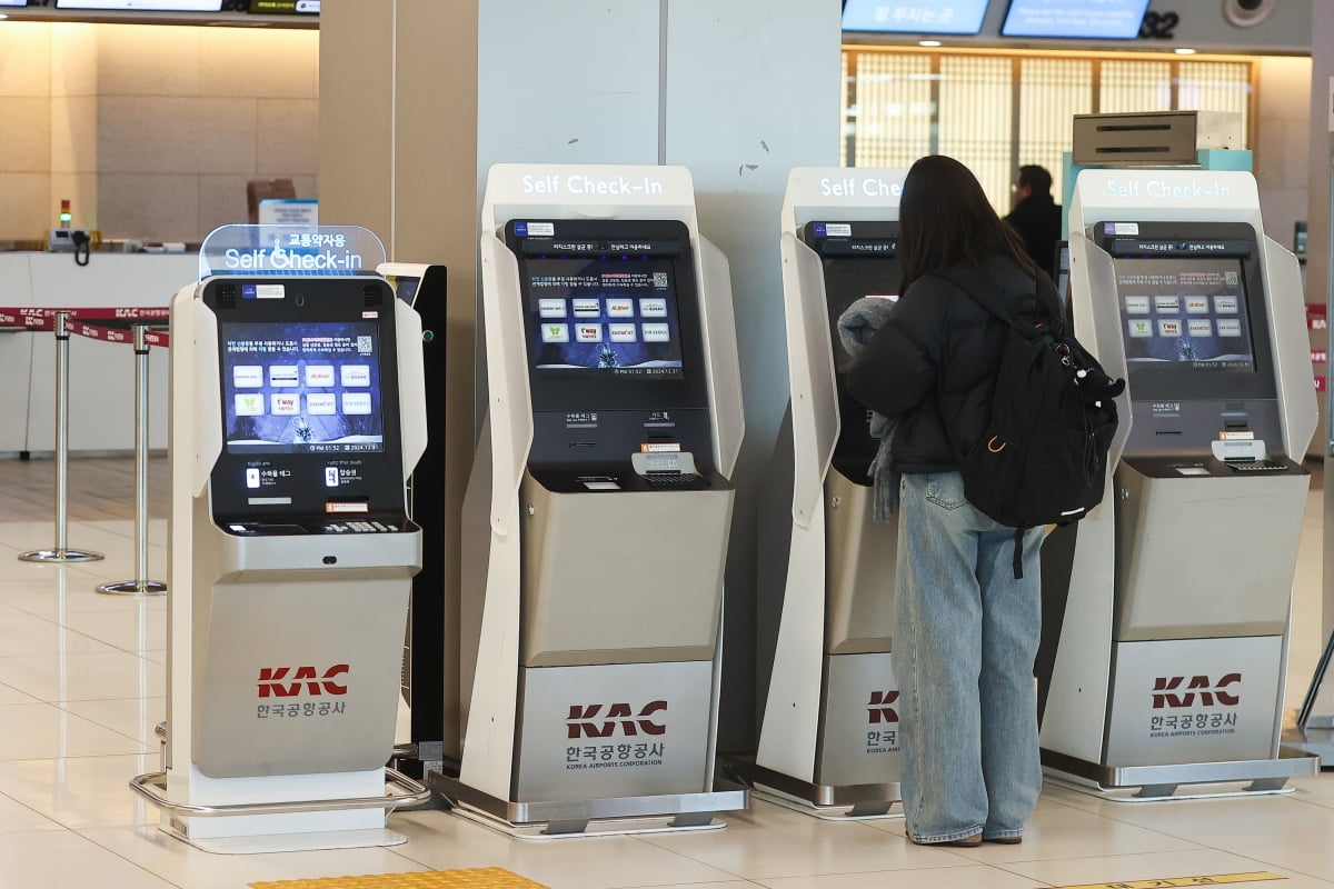 서울 강서구 김포공항 국내선 청사에서 승객들이 탑승 수속을 하고 있다. 사진=연합카지노 로얄