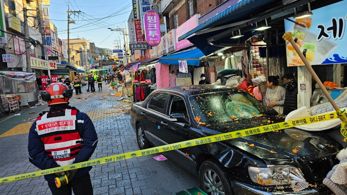 지난달 31일 서울 양천구 목동 깨비시장에서 70대 남성이 모는 승용차가 돌진해 부상자가 다수 발생했다. 사진=연합레고카지노