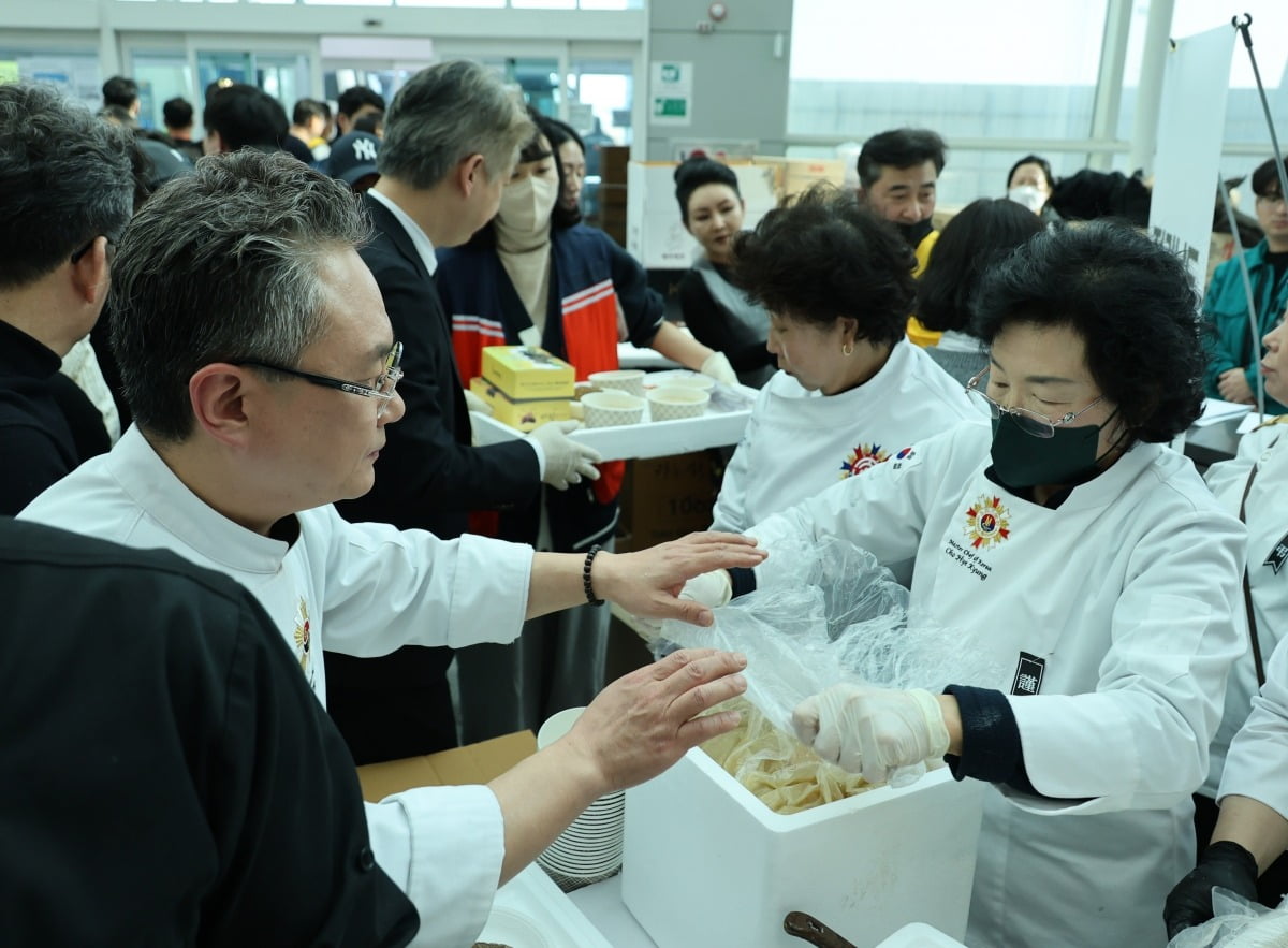 1일 음식봉사하는 안유성 셰프 / 사진=연합뉴스