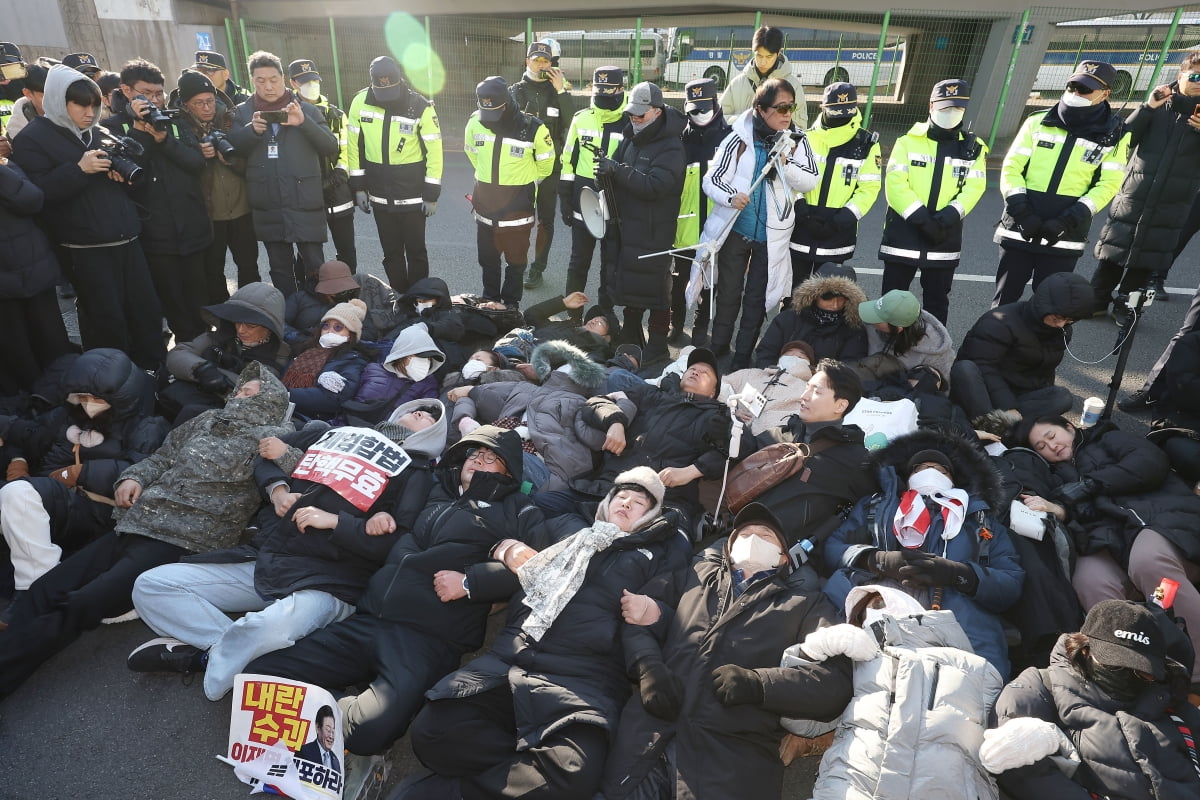 고위공직자범죄수사처가 윤석열 대통령의 체포영장을 유효기간인 6일 이전에 집행하겠다고 밝힌 가운데 2일 서울 용산구 한남동 대통령 관저 정문 앞에 지지자들이 도로에 누워 있다. /사진=연합뉴스