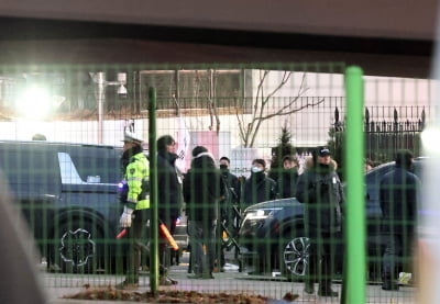 [속보] 대통령 관저 앞 미니버스로 공수처 진입 못하고 대기