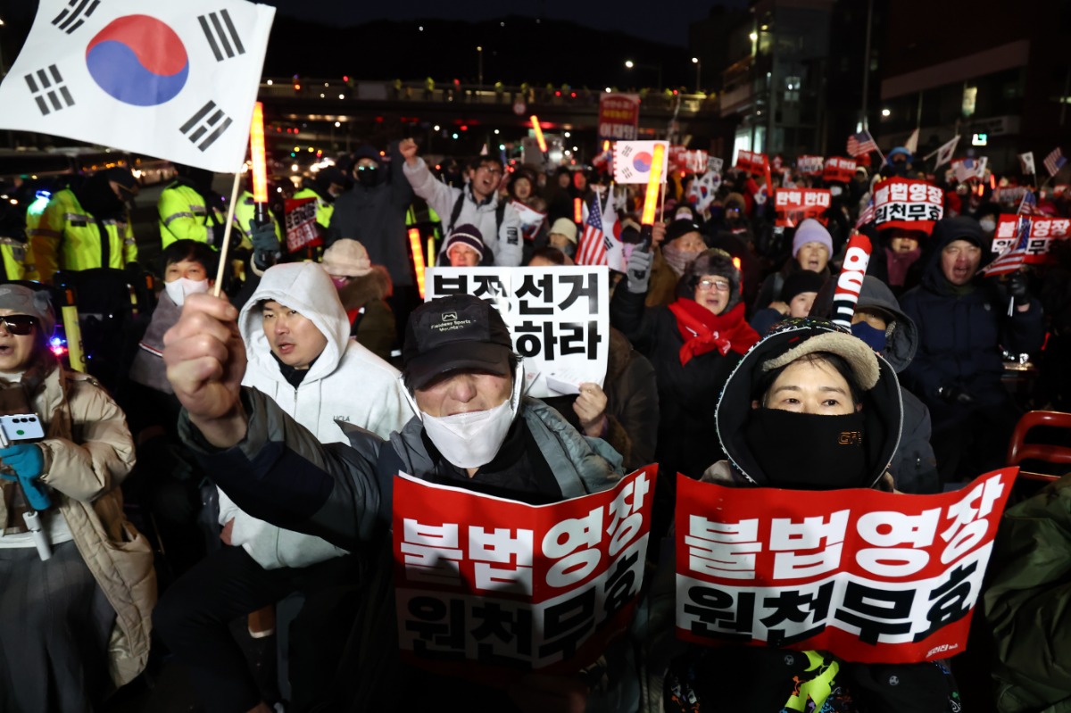 윤석열 대통령 지지자들이 3일 서울 용산구 한남동 대통령 관저 입구에서 고위공직자범죄수사처의 체포영장 집행을 막기 위해 집회를 열고 있다. /사진=연합뉴스