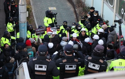 [속보] 공수처-경호처 계속 대치…"공무집행방해 체포 아직 없어"