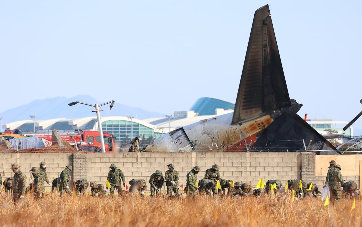 3일 오전 전남 무안군 무안국제공항 제주항공 여객기 참사 현장에서 군·경찰이 수색작업을 벌이고 있다. /사진=연합슬롯 머신 게임