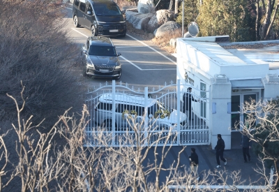 [속보] 관저 3차 저지선 철문 개방…수사팀 차량 진입