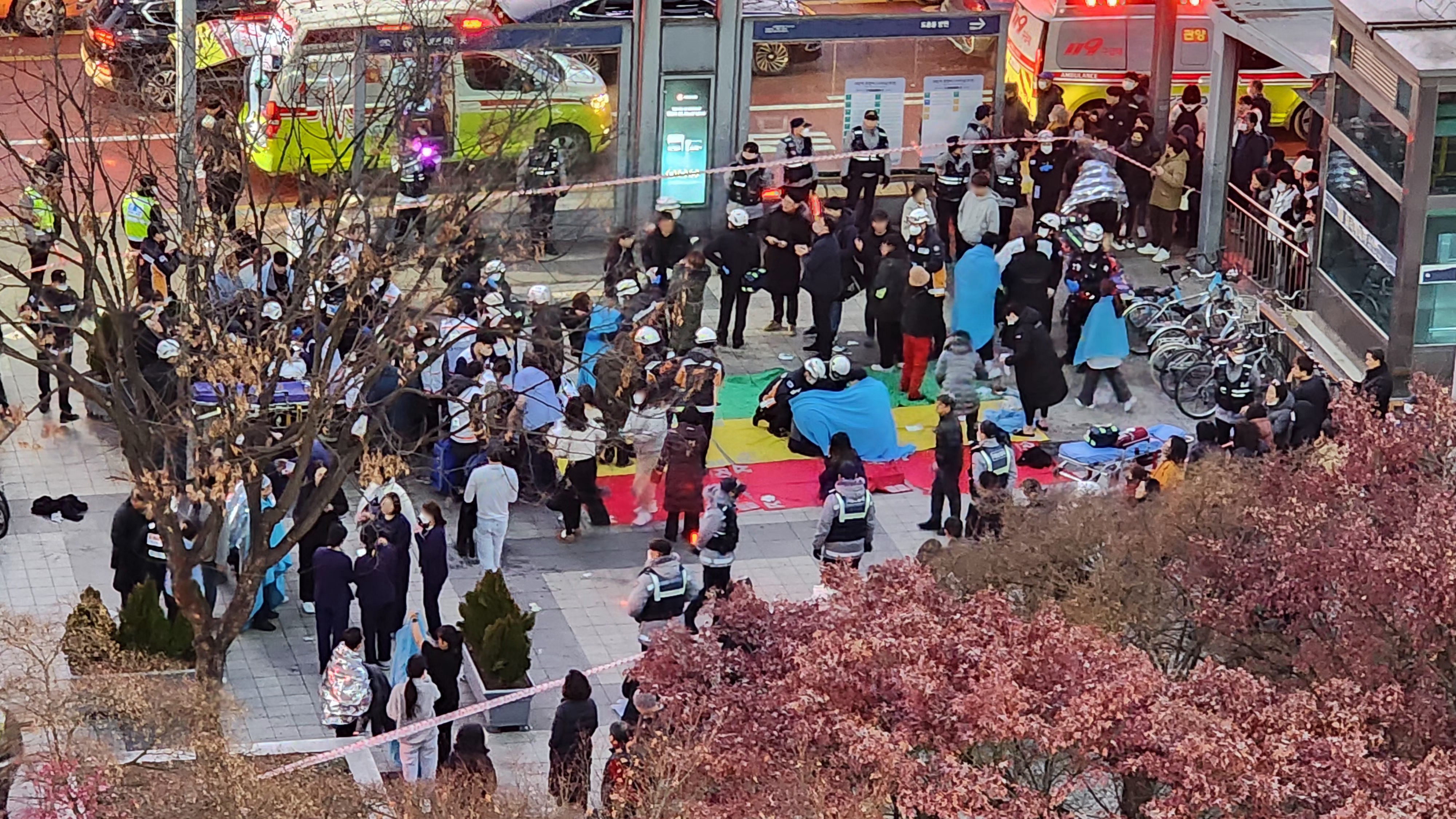  3일 경기 성남시 분당구 야탑동 한 복합건축물 화재 현장에서 사람들이 건물 밖으로 대피하고 있다. /사진=연합카지노 양상수