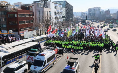 [속보] 관저 앞 1박2일 집회 민노총 조합원 2명 카지노 정팔…폭행 혐의